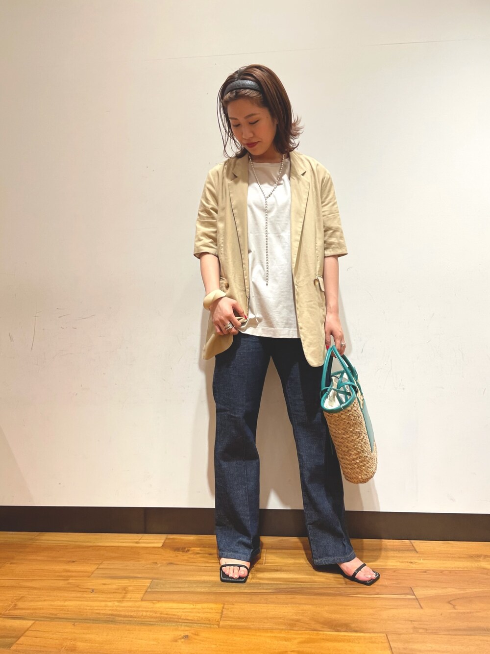 「きれいめカジュアル、オトナカジュアル、今日のコーデ、サンダル、おでかけ、デニムパンツ、かごバッグ、白Tシャツ、綿麻、ストレートデニム」｜「URBAN RESEARCHのペルビアンコットンルーズTシャツ（Tシャツ/カットソー、ホワイト系）」を使った、CHIAKI SUZUKIさん（レディース・161cm）の夏コーディネートの1枚目の写真