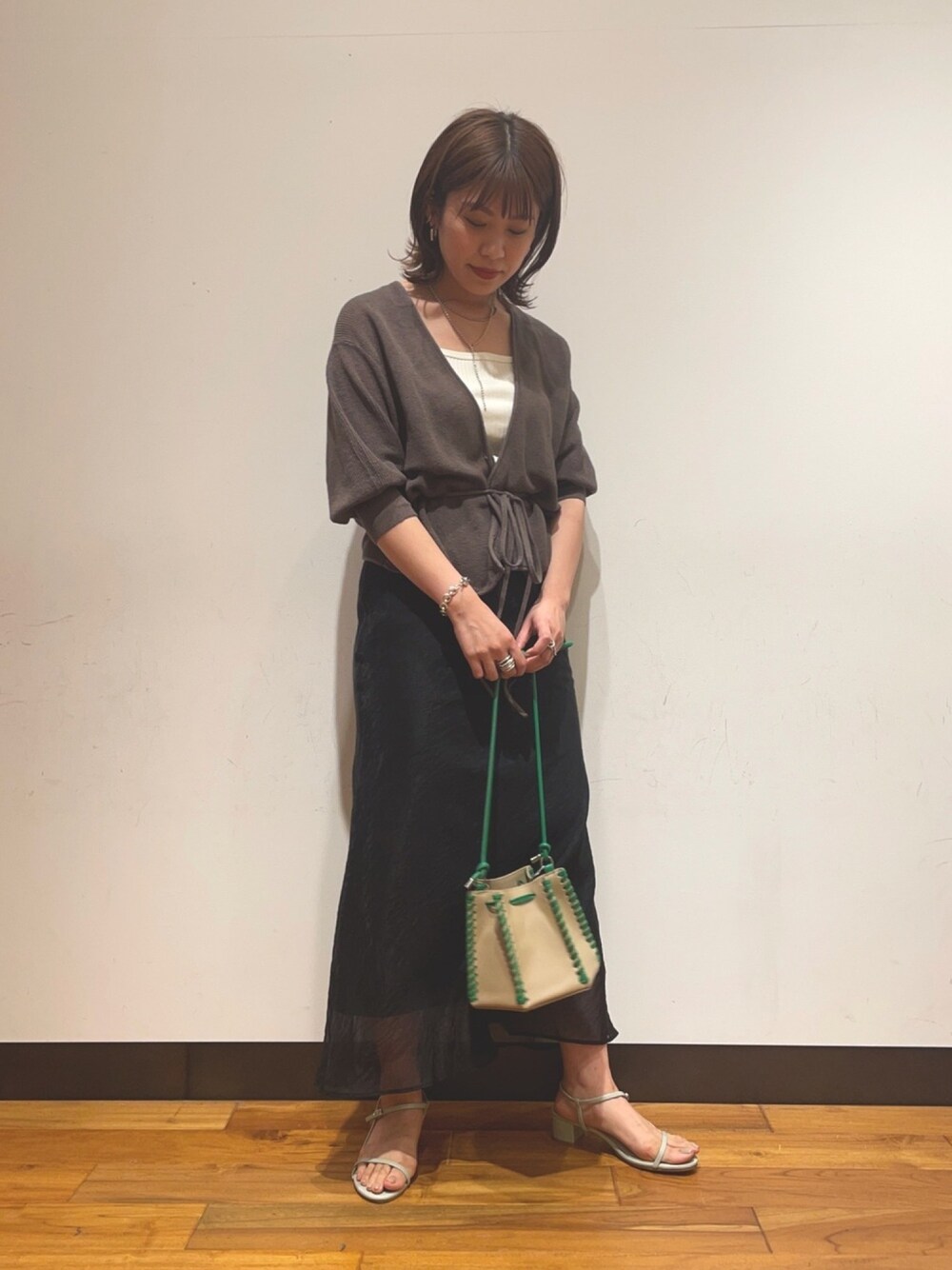 「オトナカジュアル、シンプルコーデ、ダークカラー、サンダル、お洒落さんとつながりたい、カーデイガン、日除け対策、マーメイドスカート、ストラップサンダル、カシュクール」｜「URBAN RESEARCHの麻混カシュクールカーディガン（カーディガン/ボレロ、ブラウン系）」を使った、CHIAKI SUZUKIさん（レディース・161cm）の夏コーディネートの1枚目の写真