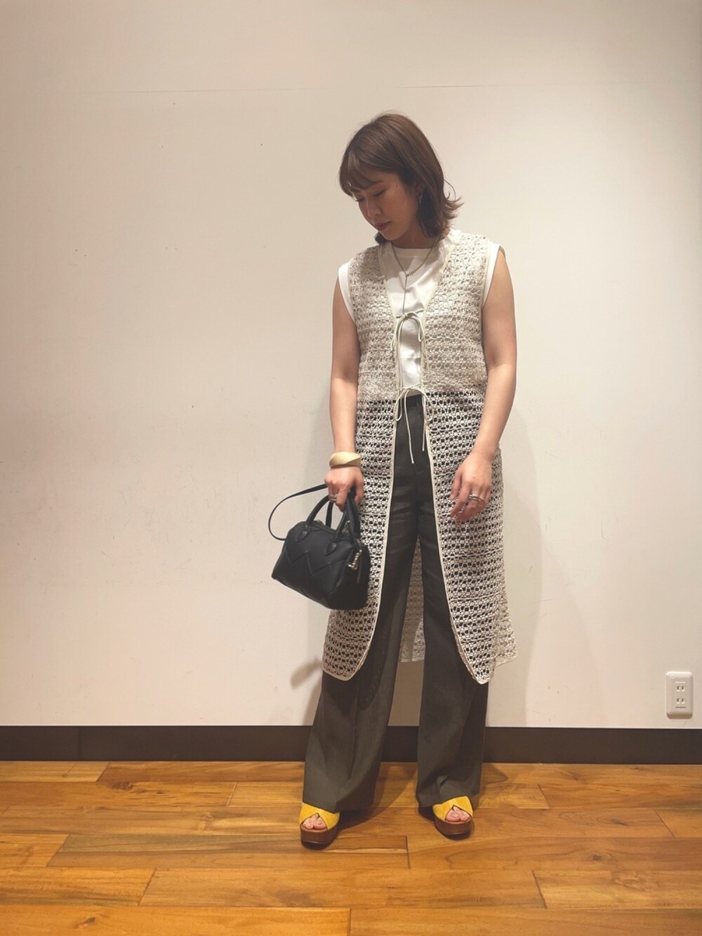 「お洒落さんとつながりたい、キレイめ、Tシャツ、ワンピーススタイル、レース、サボ、ENESS、おでかけ、リネン、メッシュバッグ」｜「URBAN RESEARCHのバックデザインレースワンピース（ワンピース、グレー系）」を使った、CHIAKI SUZUKIさん（レディース・161cm）の夏コーディネートの1枚目の写真