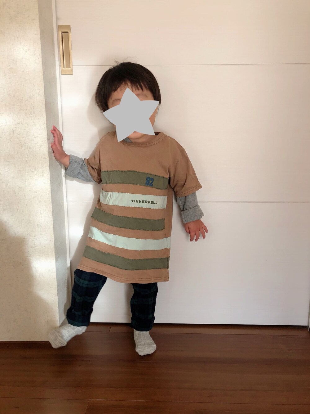 「キッズコーデ、男の子コーデ、ビッグT、ボーダー、チェック」｜「TINKERBELLのアイテム（Tシャツ/カットソー、ブラウン系）」を使った、Seenaa☆Tsuuguu☆ さん（キッズ・90cm）の秋コーディネートの1枚目の写真