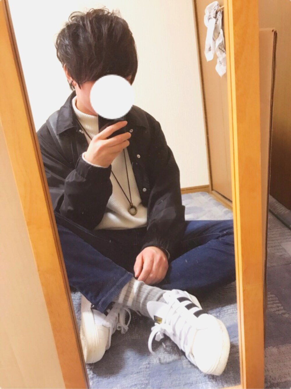 「春コーデ、シンプル、スキニーデニム、ユニクロ、プチプラ、adidas、ニット、白ニット、コーチジャケット、リュック」｜「UNIQLOのモックネックセーター（ニット/セーター、ホワイト系）」を使った、ししょー🎤さん（メンズ・168cm）の冬コーディネートの1枚目の写真
