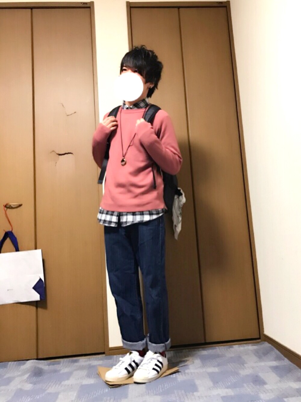 「シンプル、きれいめカジュアル、デニム、春コーデ、ロールアップ、ゆるコーデ、古着、ピンク、ニット、チエックシャツ」｜「もらいもののアイテム（シャツ/ブラウス、ホワイト系）」を使った、ししょー🎤さん（メンズ・168cm）の冬コーディネートの1枚目の写真