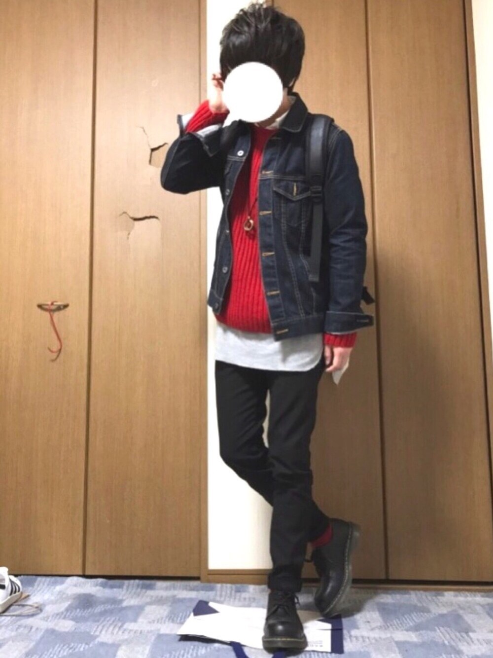 「カジュアルコーデ、ニット、赤、はるコーデ、黒スキニー、シンプル、Dr.Martens、レイヤードスタイル、デニムジャケット、きれいめカジュアル」｜「WEGOのWEGO/ロングワッフルラウンドTシャツ（Tシャツ/カットソー、グレー系）」を使った、ししょー🎤さん（メンズ・168cm）の春コーディネートの1枚目の写真