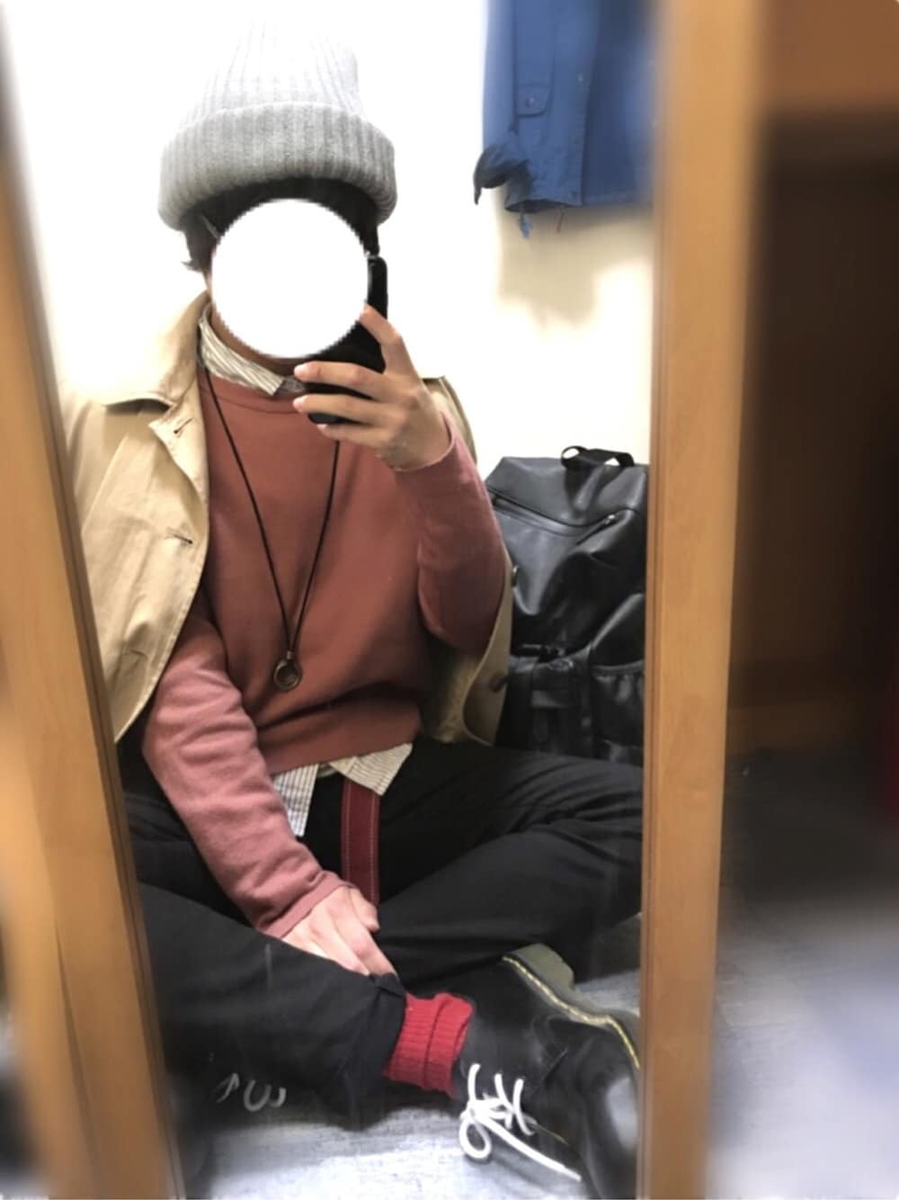 「春コーデ、シンプル、オトナカジュアル、黒スキニー、きれいめカジュアル、ベージュ、ピンク、ニット、Dr.Martens、ロールアップ」｜「WEGOのWEGO/リブニットキャップ（ニットキャップ/ビーニー、グレー系）」を使った、ししょー🎤さん（メンズ・168cm）の春コーディネートの1枚目の写真