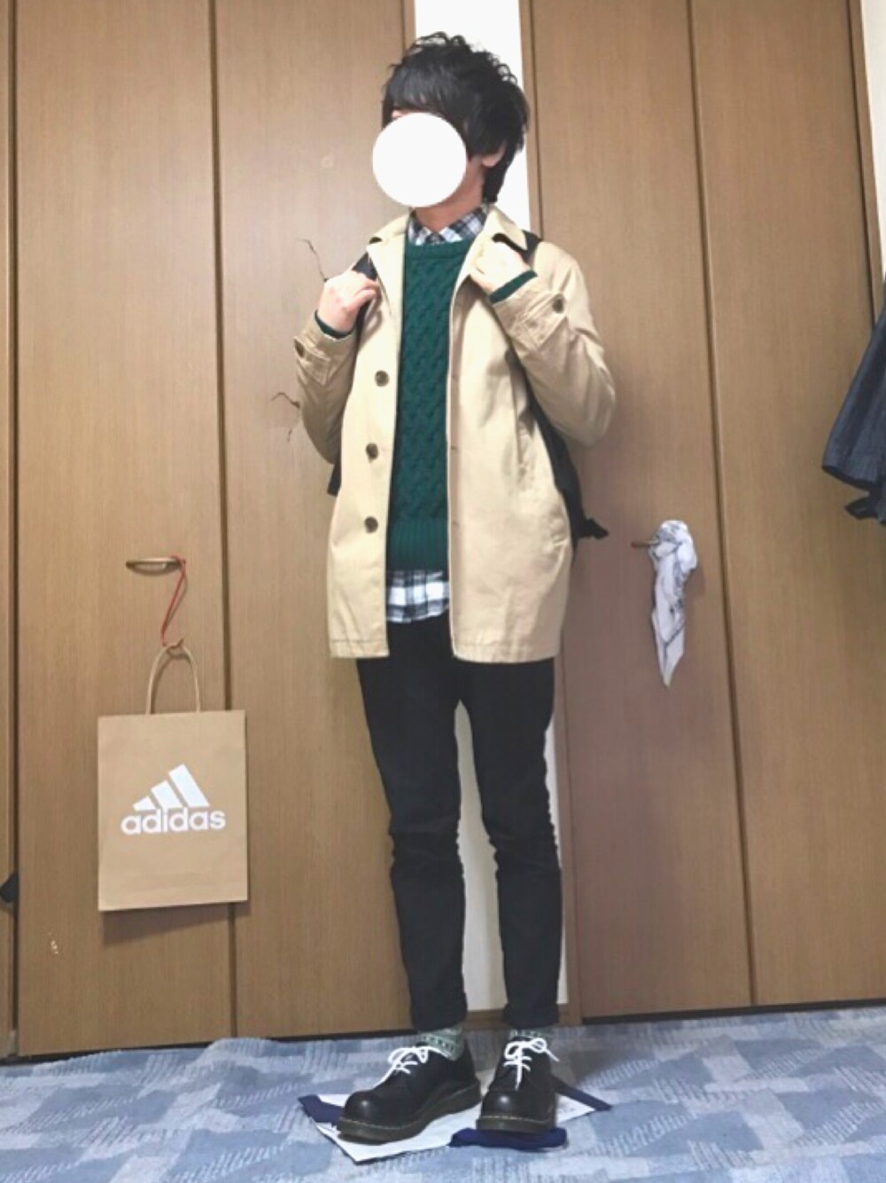 「オトナカジュアル、春コーデ、チェックシャツ、ニット、グリーン、Dr.Martens、ロールアップ、シャツスタイル、シンプル、ベージュ」｜「もらいもののアイテム（シャツ/ブラウス、ホワイト系）」を使った、ししょー🎤さん（メンズ・168cm）の春コーディネートの1枚目の写真