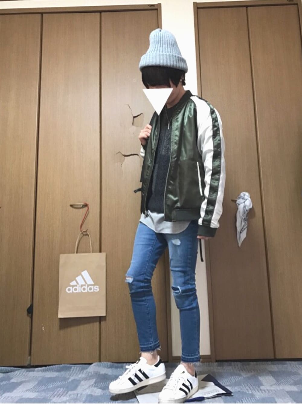 「はるコーデ、大人カジュアル、スキニーデニム、休日スタイル、スニーカー、adidas、スカジャン、ニット、ダメージデニムパンツ、レイヤードスタイル」｜「WEGOのWEGO/リブニットキャップ（ニットキャップ/ビーニー、グレー系）」を使った、ししょー🎤さん（メンズ・168cm）の春コーディネートの1枚目の写真