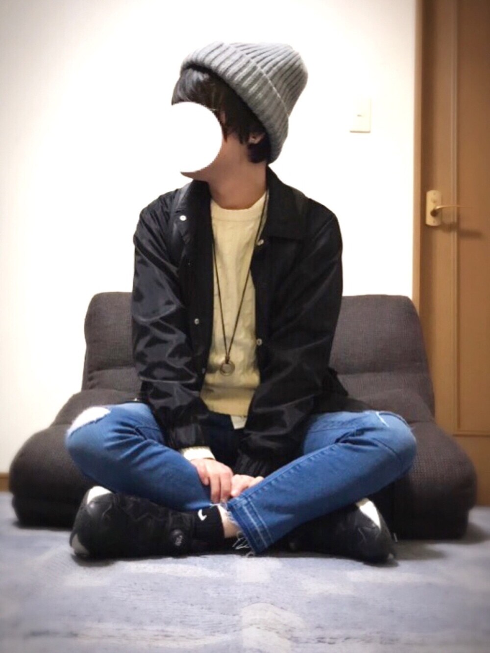 「カジュアル、黒、ニット、スニーカー、ノーカラーシャツ、コーチジャケット、ダメージデニムパンツ、スキニーデニム、ポンプフューリー、ニット帽」｜「GUのアイテム（ニット/セーター、ホワイト系）」を使った、ししょー🎤さん（メンズ・168cm）の春コーディネートの1枚目の写真