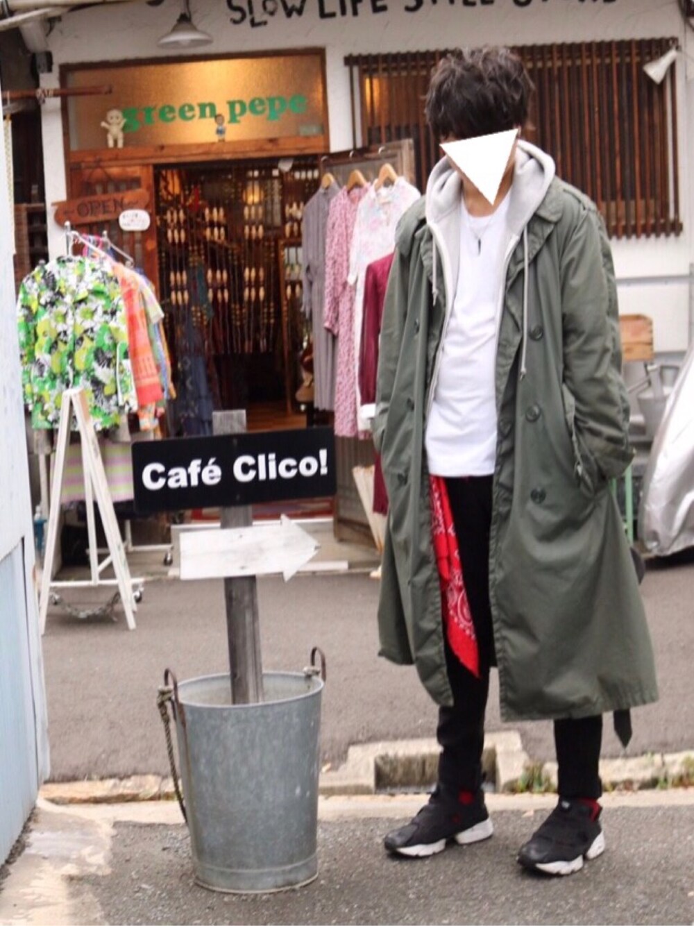 「はるコーデ、休日スタイル、オトナカジュアル、パーカー、カーキ、ロングコート、黒スキニー、ストリート、スニーカー、Tシャツ」｜「usedのアイテム（トレンチコート、グリーン系）」を使った、ししょー🎤さん（メンズ・168cm）の春コーディネートの1枚目の写真