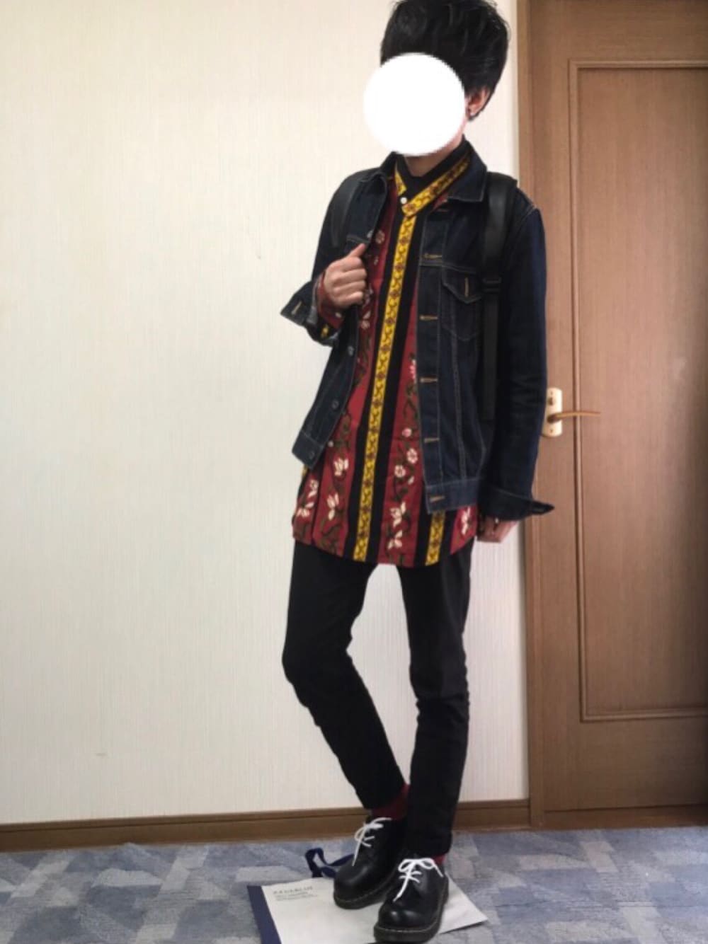 ブルー系のデニムジャケット、レッド系のシャツ/ブラウス、ブラック系のデニムパンツを着用したメンズの春コーディネートの1枚目の写真