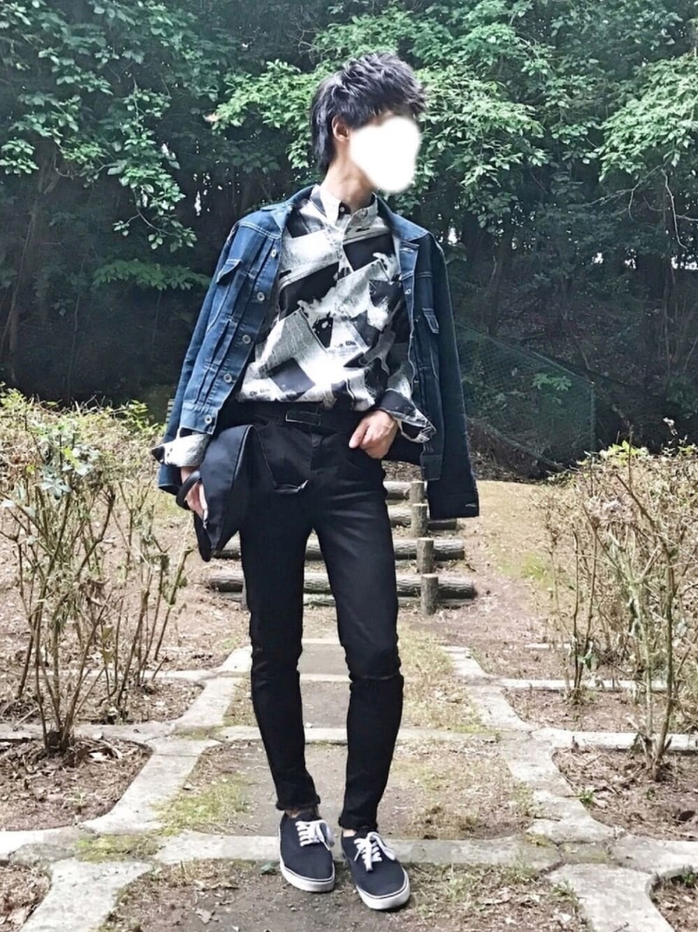 「コラボ、モノトーン、デニムジャケット、Gジャン、シャツスタイル、柄シャツ、黒スキニー、スニーカー、シンプル、タックイン」｜「UNION STATIONの【2017 A/W商品】ニュースペーパー柄長袖シャツ（シャツ/ブラウス、その他）」を使った、ししょー🎤さん（メンズ・168cm）の秋コーディネートの1枚目の写真