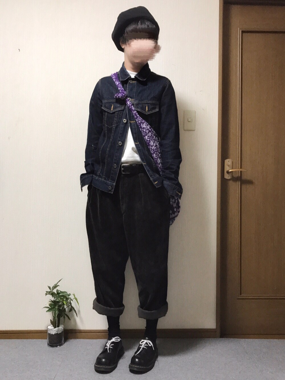 ブルー系のデニムジャケット、パープル系のショルダーバッグ、ブラウン系のその他パンツを着用したメンズの秋コーディネートの1枚目の写真