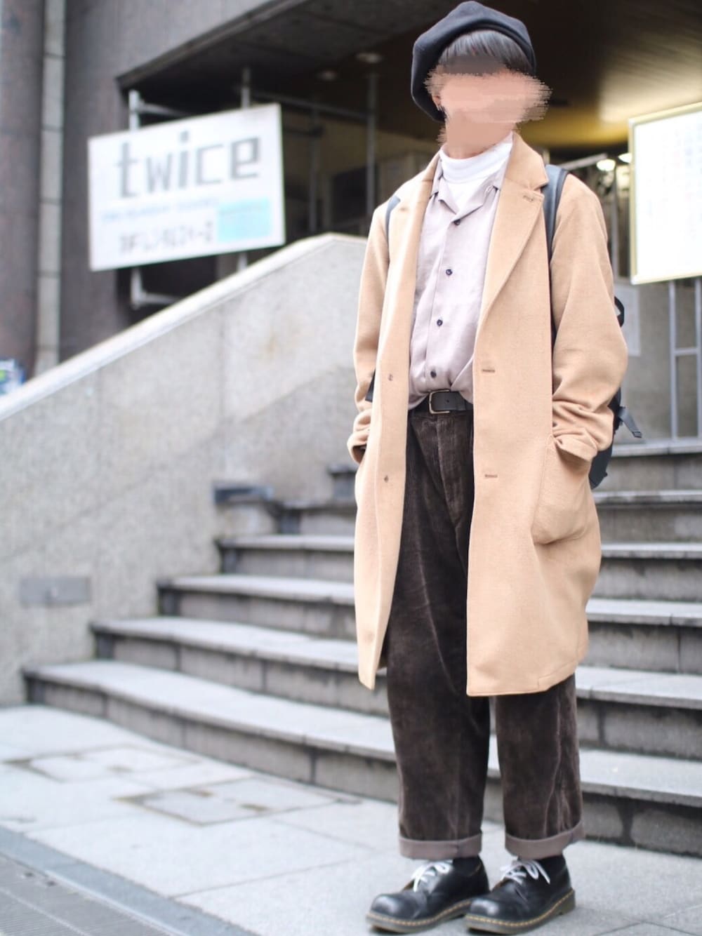 ホワイト系のTシャツ/カットソー、グリーン系のシャツ/ブラウス、ベージュ系のチェスターコートを着用したメンズの秋コーディネートの1枚目の写真