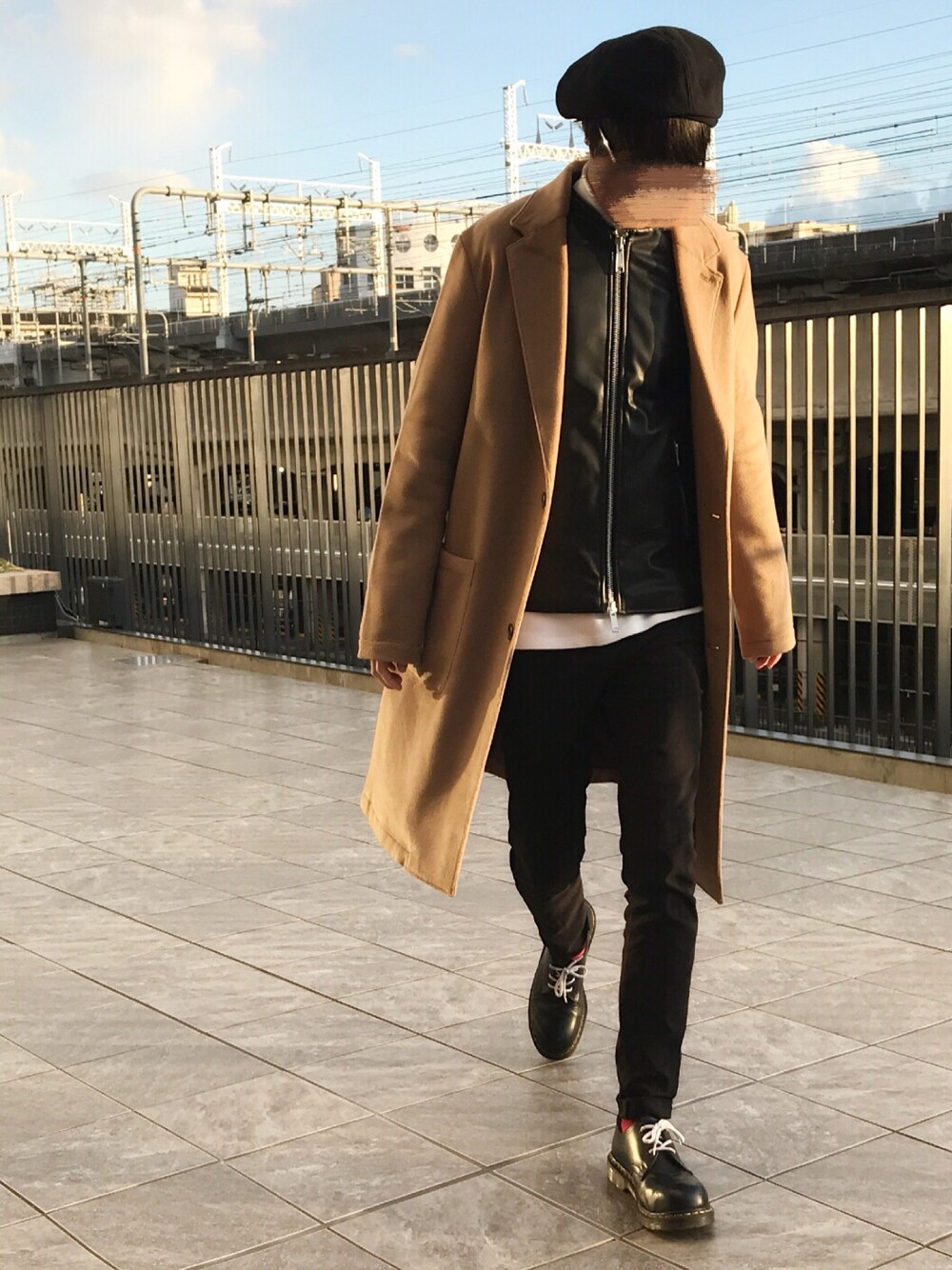 「ライダース、ベレー帽、タートルネック、レイヤードスタイル、黒スキニー、Dr.Martens、靴下、チェスターコート、オーバーサイズ、キャメル」｜「RAGEBLUEの【GUNZE】別注タートルネックカットソー/733984（Tシャツ/カットソー、ホワイト系）」を使った、ししょー🎤さん（メンズ・168cm）の秋コーディネートの1枚目の写真