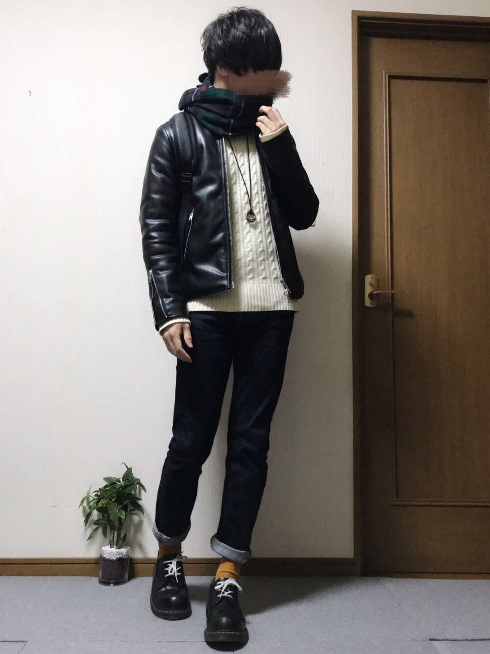 「甘辛mix、ライダース、マフラー、ニット、白ニット、デニム、靴下屋、Dr.Martens、シンプル、カジュアル」｜「GUのアイテム（ニット/セーター、ホワイト系）」を使った、ししょー🎤さん（メンズ・168cm）の冬コーディネートの1枚目の写真