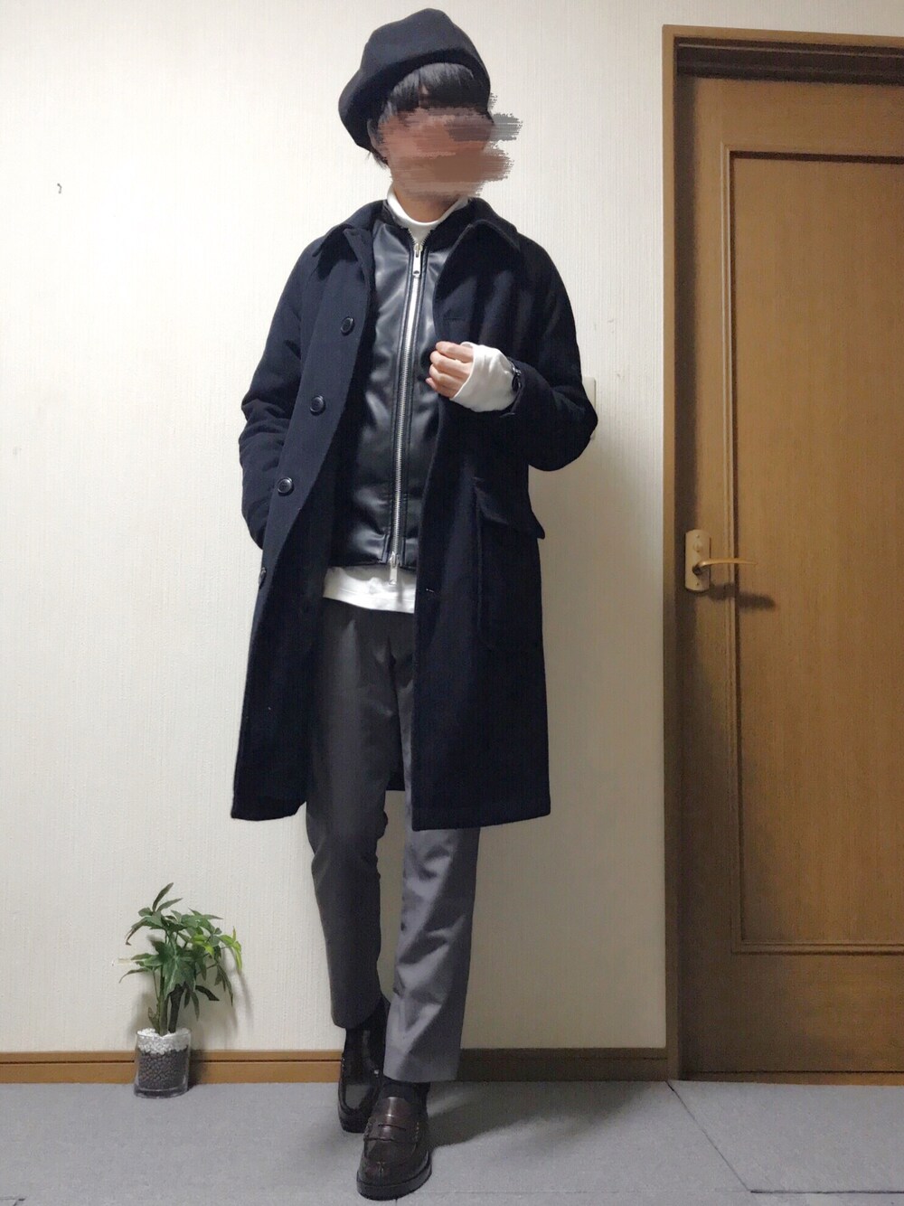 「冬コーデ、シンプル、モノトーン、大人カジュアル、きれいめカジュアル、ライダース、スラックス、ローファー、ベレー帽、ステンカラーコート」｜「RAGEBLUEのBIGベレー/769033（ハンチング/ベレー帽、ブラック系）」を使った、ししょー🎤さん（メンズ・168cm）の冬コーディネートの1枚目の写真