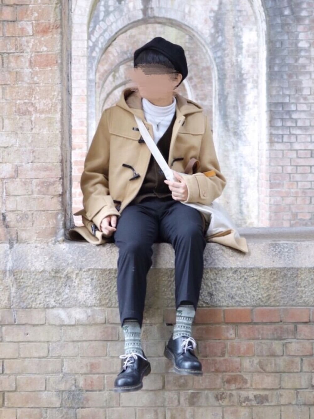 「春コーデ、ダッフルコート、コーデュロイ、ベスト、ショルダーバッグ、Dr.Martens、靴下、アースカラー、ベレー帽、スラックス」｜「RAGEBLUEのBIGベレー/769033（ハンチング/ベレー帽、ブラック系）」を使った、ししょー🎤さん（メンズ・168cm）の冬コーディネートの1枚目の写真