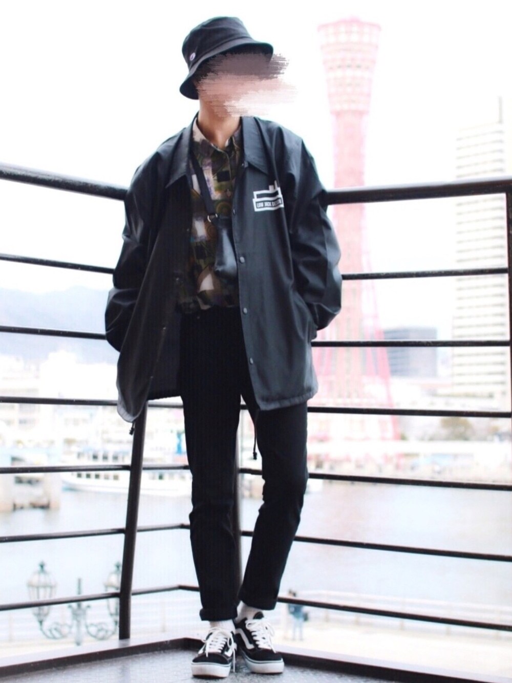 「ストリート、モノトーン、VANS、黒スキニー、コーチジャケット、バケットハット、柄シャツ」｜「usedのアイテム（シャツ/ブラウス、グリーン系）」を使った、ししょー🎤さん（メンズ・168cm）の春コーディネートの1枚目の写真