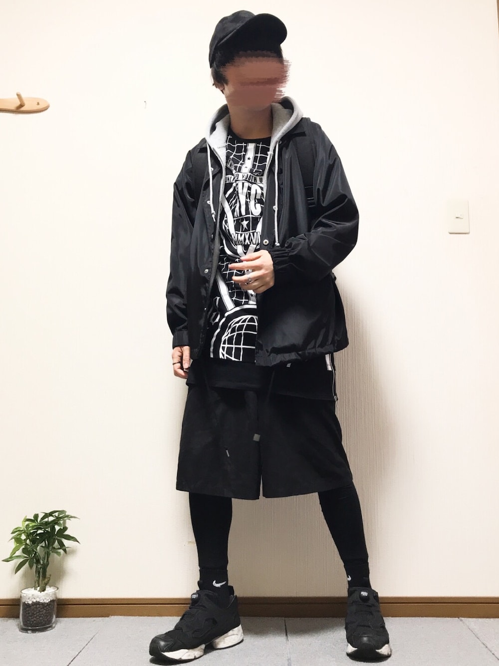 「春、オールブラック、キャップ、コーチジャケット、ロック、スニーカー、ポンプフューリー、パーカー、黒、プチプラ」｜「presentのアイテム（キャップ、ブラック系）」を使った、ししょー🎤さん（メンズ・168cm）の春コーディネートの1枚目の写真