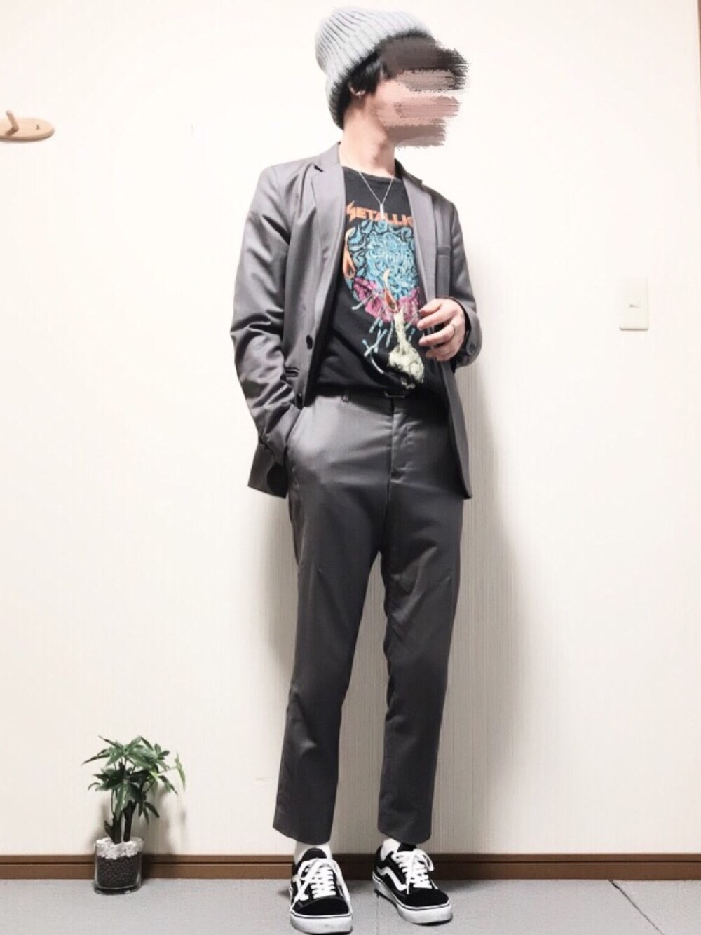 「春、セットアップ、オールドスクール、スニーカー、ニット帽、きれいめカジュアル、グレー、モノトーン、モード」｜「WEGOのWEGO/リブニットキャップ（ニットキャップ/ビーニー、グレー系）」を使った、ししょー🎤さん（メンズ・168cm）の春コーディネートの1枚目の写真