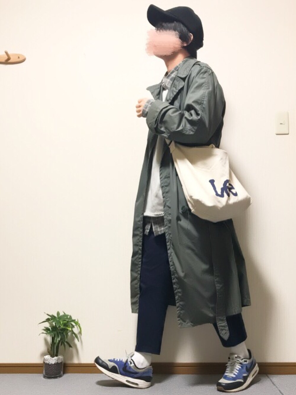 「春、きれいめカジュアル、古着、スニーカーコーデ、ビックシルエット、ニットベスト、チェックシャツ、スラックス、キャップ、ショルダーバッグ」｜「presentのアイテム（キャップ、ブラック系）」を使った、ししょー🎤さん（メンズ・168cm）の春コーディネートの1枚目の写真