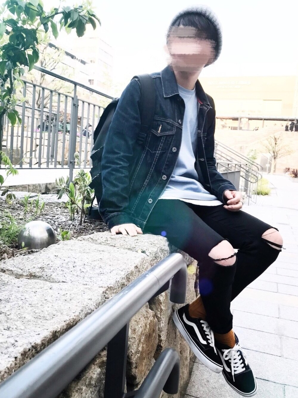 「春、シンプル、カジュアルコーデ、デニムジャケット、黒スキニー、レイヤードスタイル、VANS、ニット帽、Tシャツ」｜「RAGEBLUEの【吸水速乾】ワッフルロングタンクトップ/751488（タンクトップ、ホワイト系）」を使った、ししょー🎤さん（メンズ・168cm）の春コーディネートの1枚目の写真