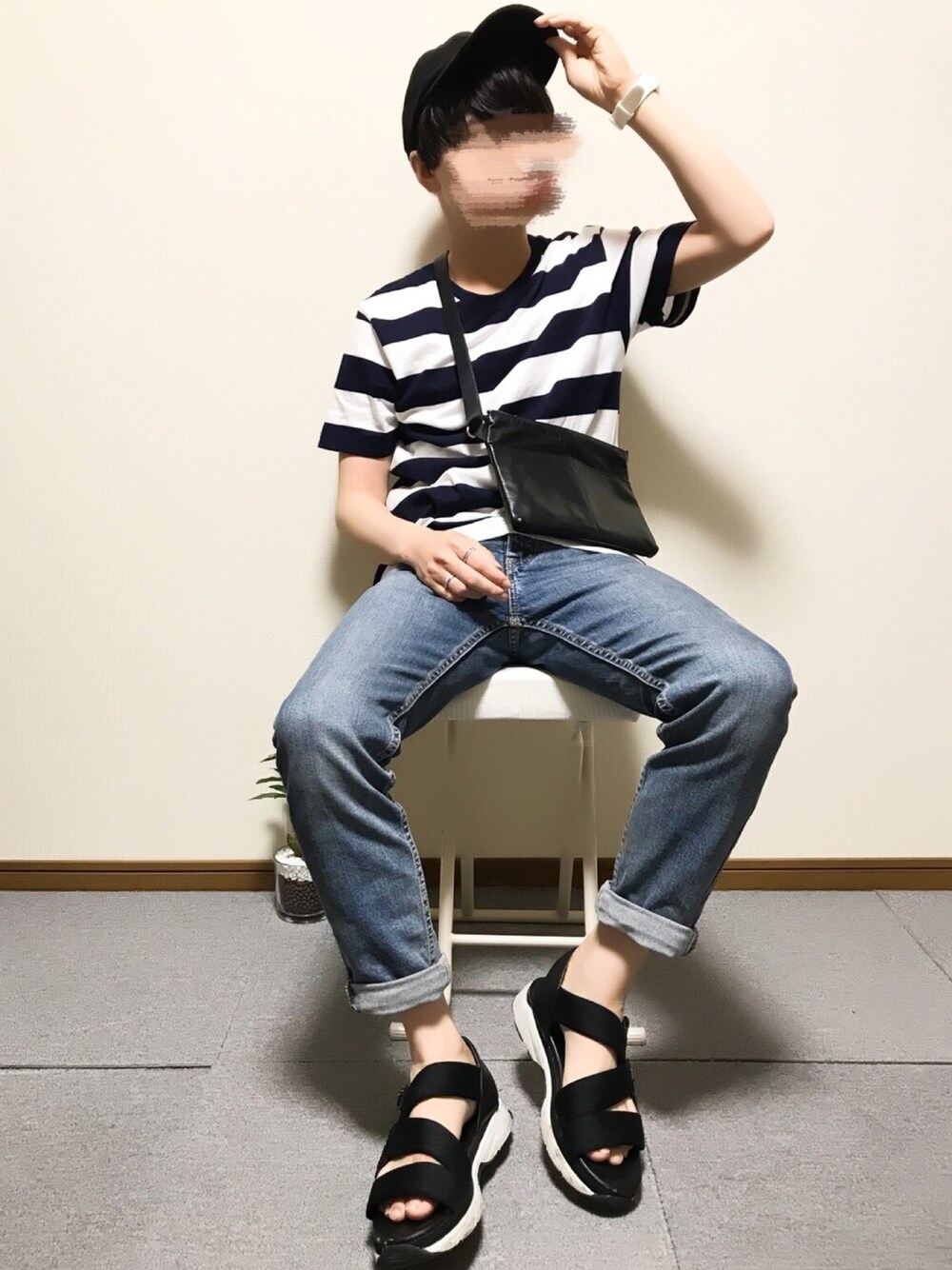 「夏コーデ、シンプルコーデ、休日スタイル、デニムパンツ、ボーダー、サコッシュ、サンダル、キャップ、カジュアル」｜「presentのアイテム（キャップ、ブラック系）」を使った、ししょー🎤さん（メンズ・168cm）の春コーディネートの1枚目の写真