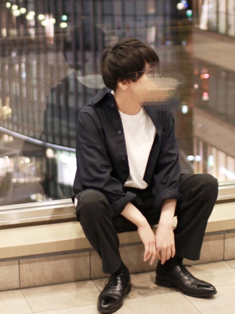 「シンプル、休日スタイル、オトナカジュアル、きれいめカジュアル、リラックススタイル、テーパードパンツ、ネイビー、ビッグシルエット、革靴」｜「UNIQLOのクルーネックT（半袖）（Tシャツ/カットソー、ホワイト系）」を使った、ししょー🎤さん（メンズ・168cm）の春コーディネートの1枚目の写真