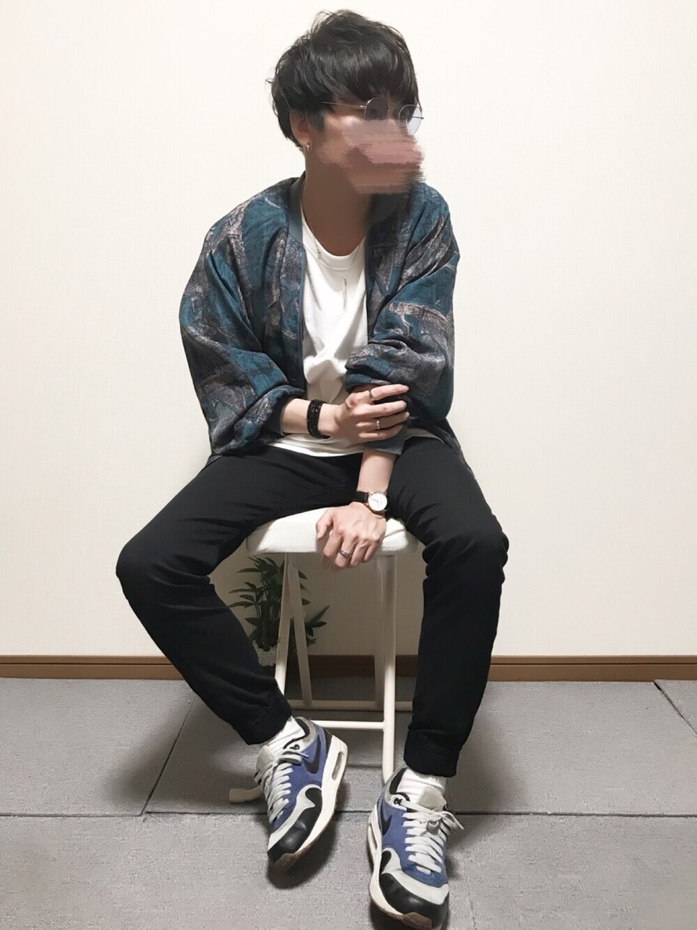 「古着、白Tシャツ、ジョガーパンツ、スキニー、スニーカー、腕時計、ダニエルウェリントン、青」｜「UNIQLOのクルーネックT（半袖）（Tシャツ/カットソー、ホワイト系）」を使った、ししょー🎤さん（メンズ・168cm）の夏コーディネートの1枚目の写真