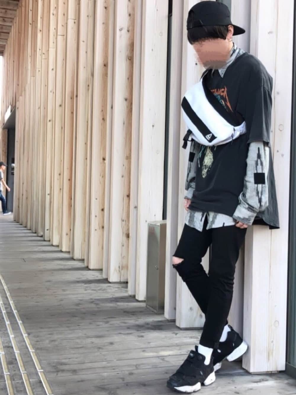 「モノトーン、ストリート、キャップ、柄シャツ、黒スキニー、スニーカー、リーボック(Reebok)」｜「usedのアイテム（シャツ/ブラウス、グレー系）」を使った、ししょー🎤さん（メンズ・168cm）の夏コーディネートの1枚目の写真