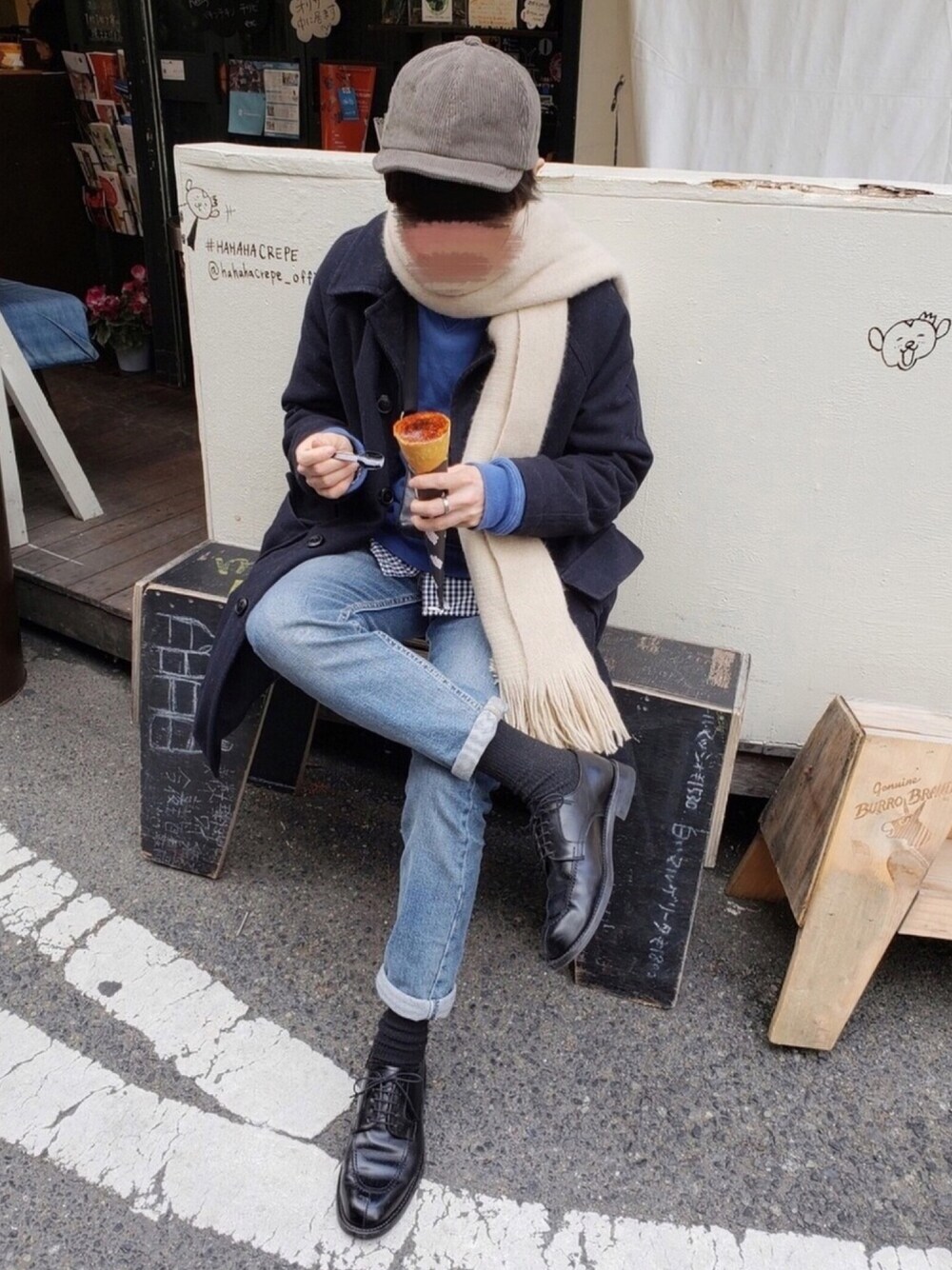 「お気に入りの服でデートに行こう、ステンカラーコート、スウェット、デニム、ブルー、キャップ、マフラー、ワントーンコーデ」｜「green label relaxingのSC GLR CAMP FREAK キャップ（キャップ、グレー系）」を使った、ししょー🎤さん（メンズ・168cm）の冬コーディネートの1枚目の写真