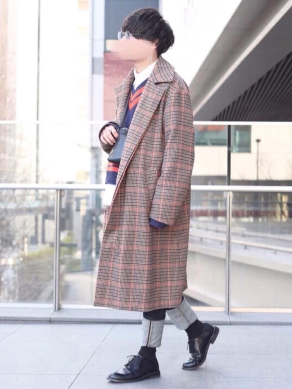 「おしゃれさんと繋がりたい、ステンカラーコート、ニット、チルデンニット、デニム、革靴、サングラス、シャツスタイル」｜「HAREのチルデンショートニット(HARE)（ニット/セーター、ブルー系）」を使った、ししょー🎤さん（メンズ・168cm）の冬コーディネートの1枚目の写真