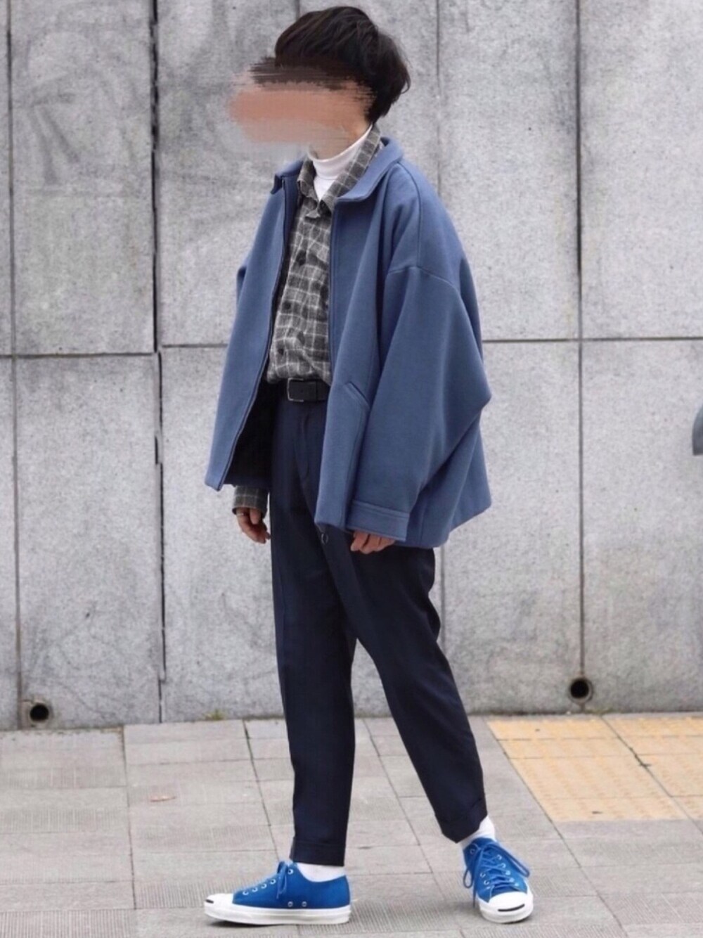 「レイヤードstyle、シンプル、ブルー、ブルゾン、チェック、スラックス、スニーカー、ビッグシルエット」｜「RAGEBLUEの【GUNZE】別注タートルネックカットソー/733984（Tシャツ/カットソー、ホワイト系）」を使った、ししょー🎤さん（メンズ・168cm）の冬コーディネートの1枚目の写真