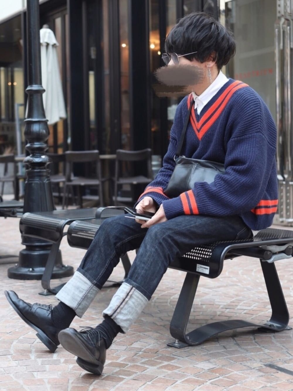 「おしゃれさんと繋がりたい、春、きれいめカジュアル、ネイビー、デニム、チルデンニット、シャツスタイル、シンプル、ロールアップ、サングラス」｜「HAREのメタルカラーグラス(HARE)（メガネ、ブルー系）」を使った、ししょー🎤さん（メンズ・168cm）の春コーディネートの1枚目の写真
