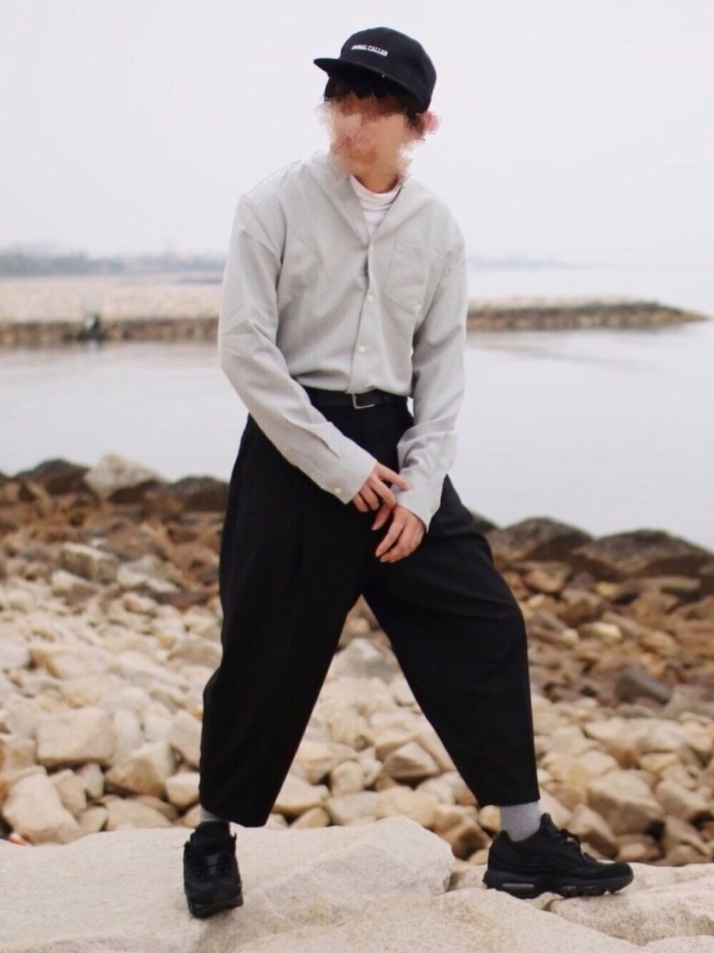 「春、モノトーン、シンプル、ワイドパンツ、スラックス、スニーカー、グレー、バンドカラー、シャツスタイル、タートルネック」｜「GLOBAL WORKのツイルベースボールキャップ【抗菌防臭】/803312（キャップ、ブラック系）」を使った、ししょー🎤さん（メンズ・168cm）の春コーディネートの1枚目の写真