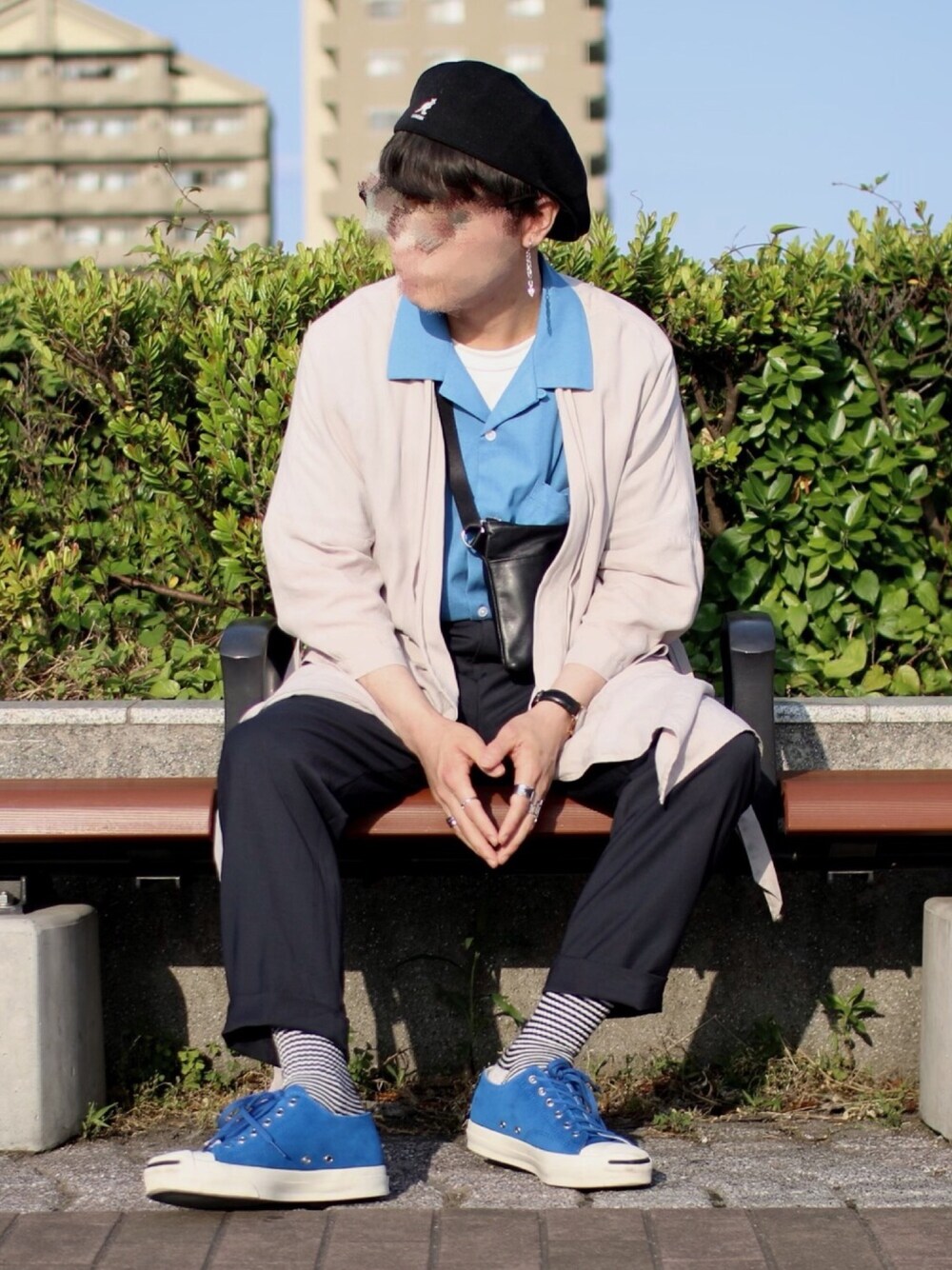 「夏、オープンカラーシャツ、ブルー、スニーカー、コンバース、スラックス、グラデーション、ガウン、ベレー帽、サコッシュ」｜「KANGOLの『TGC着用アイテム』KANGOL SMU Tropic Galaxy / カンゴール エスセムユー トロピック ギャラクシー ベレー帽 / オーバーライド（ハンチング/ベレー帽、ブラック系）」を使った、ししょー🎤さん（メンズ・168cm）の夏コーディネートの1枚目の写真