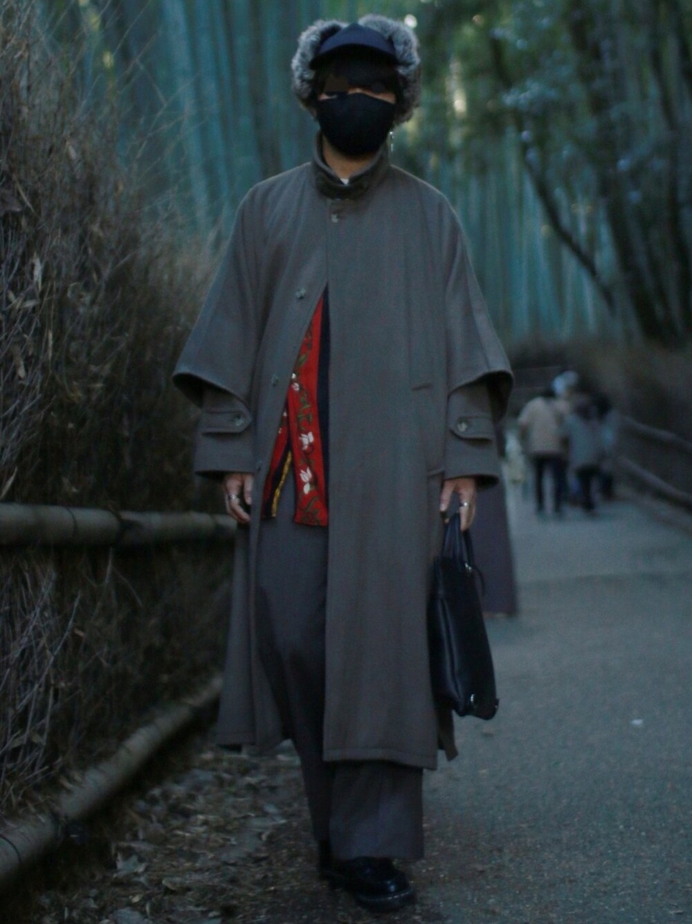 「秋冬コーデ、おしゃれさんと繋がりたい、ビックシルエット、冬コーデ、コート、グレー、古着MIX、シャツ、Dr.Martens、モノトーン」｜「BASISBROEKのアイテム（ステンカラーコート、ベージュ系）」を使った、ししょー🎤さん（メンズ・168cm）の秋コーディネートの1枚目の写真