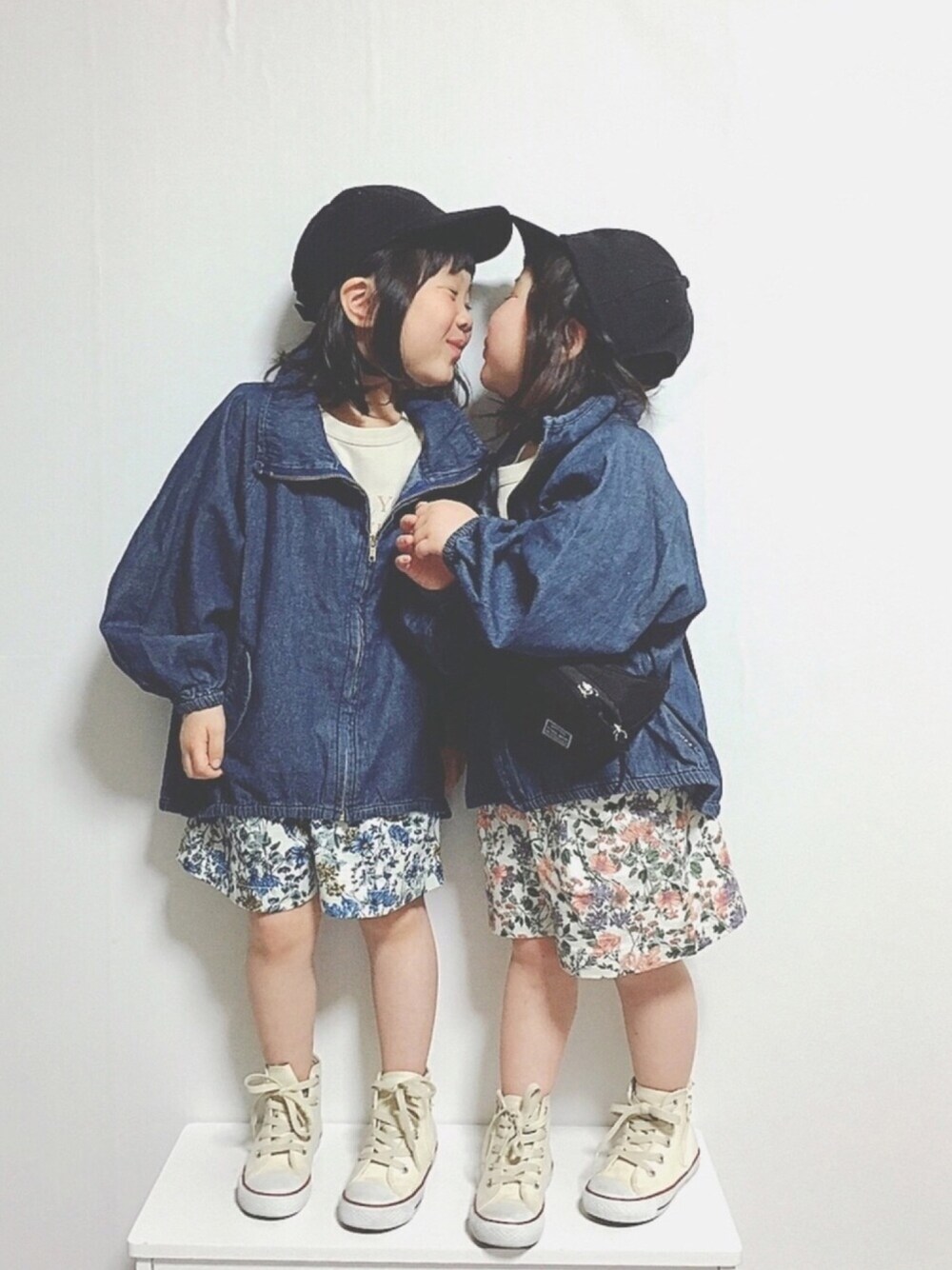 「キャップ、ショートパンツ、花柄、コンバース、キッズファッション、リンクコーデ、姉妹コーデ、カジュアル」｜「DILASHの撥水加工デニム/ツイル ラグランスリーブジャケット（デニムジャケット、ブルー系）」を使った、rinka⋆*さん（キッズ・100cm）の春コーディネートの1枚目の写真