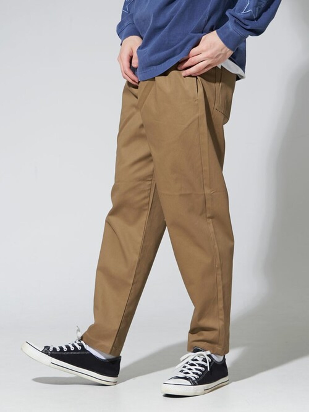 「テーパードパンツ、ストリート、ワイドパンツ、ストリートコーデ、ワイドシルエット、韓国ブランド、韓国ファッション、シェフパンツ」｜「SILVER BULLETのワイドコックパンツ / 032W2003【-】（その他パンツ、ベージュ系）」を使った、SILVER BULLET ZOZOTOWN OFFICIALさん（メンズ・175cm）の冬コーディネートの1枚目の写真