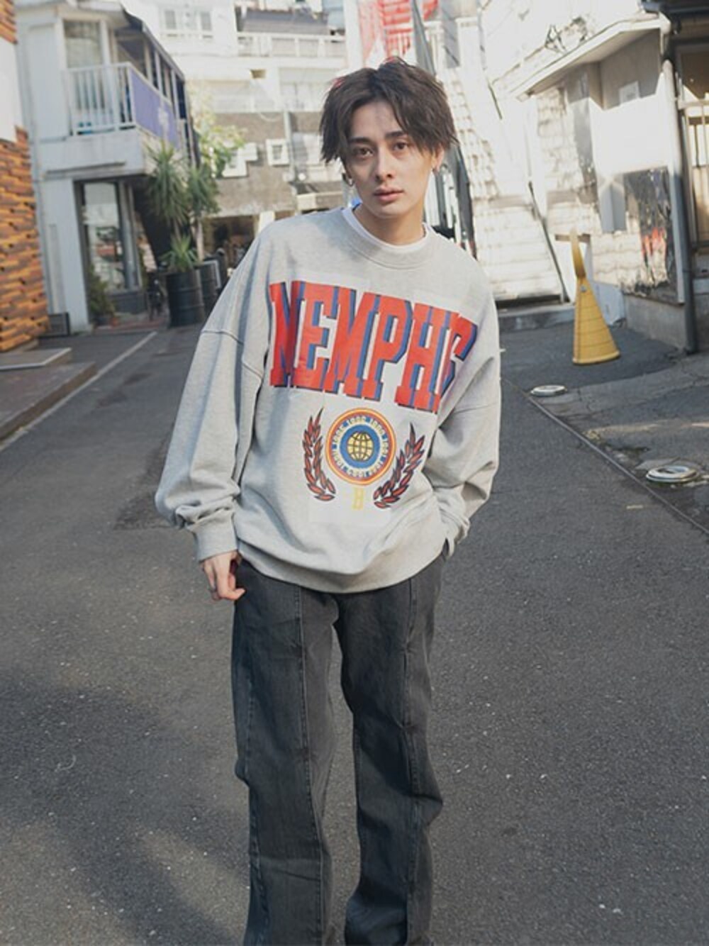 「古着、スウェット、ビッグシルエット、ストリート、原宿、ユニセックス、ペアルック、韓国ブランド、韓国ファッション」｜「SILVER BULLETのカレッジロゴプリントクルーネックトレーナー / VIB21-01【/】（スウェット、その他）」を使った、SILVER BULLET ZOZOTOWN OFFICIALさん（メンズ・171cm）の冬コーディネートの1枚目の写真