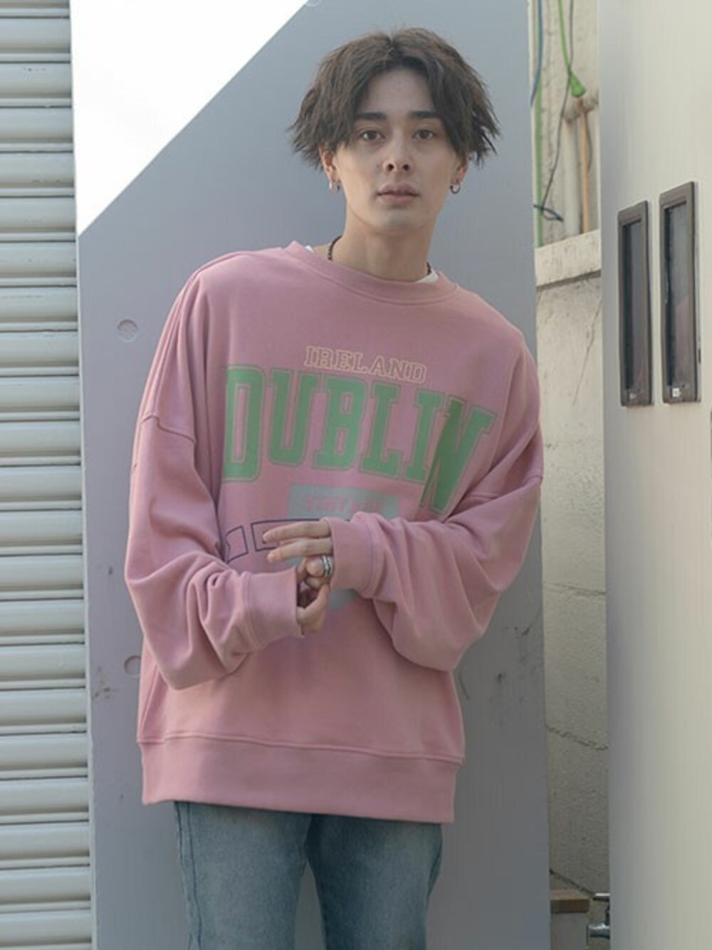 「古着、ビッグシルエット、ストリート、原宿、ユニセックス、ペアルック、韓国ブランド、韓国ファッション」｜「SILVER BULLETのカレッジロゴプリントクルーネックトレーナー / VIB21-01【/】（スウェット、その他）」を使った、SILVER BULLET ZOZOTOWN OFFICIALさん（メンズ・171cm）の冬コーディネートの1枚目の写真