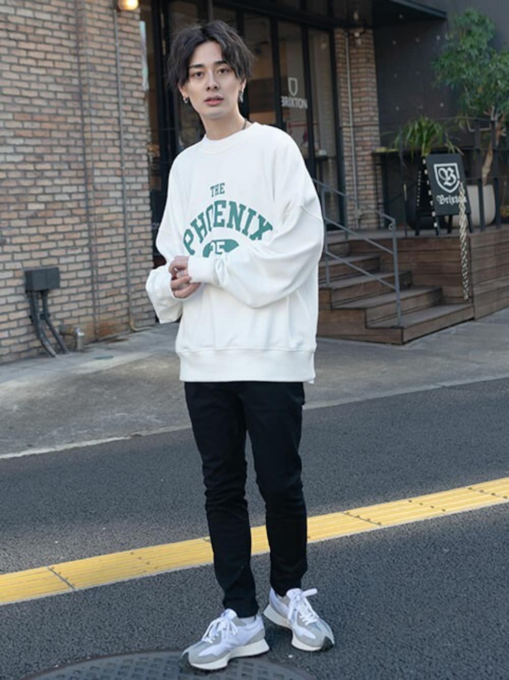 「古着、ビッグシルエット、ストリート、原宿、ユニセックス、ペアルック、韓国ブランド、韓国ファッション」｜「SILVER BULLETのカレッジロゴプリントクルーネックトレーナー / VIB21-01【/】（スウェット、その他）」を使った、SILVER BULLET ZOZOTOWN OFFICIALさん（メンズ・171cm）の冬コーディネートの1枚目の写真