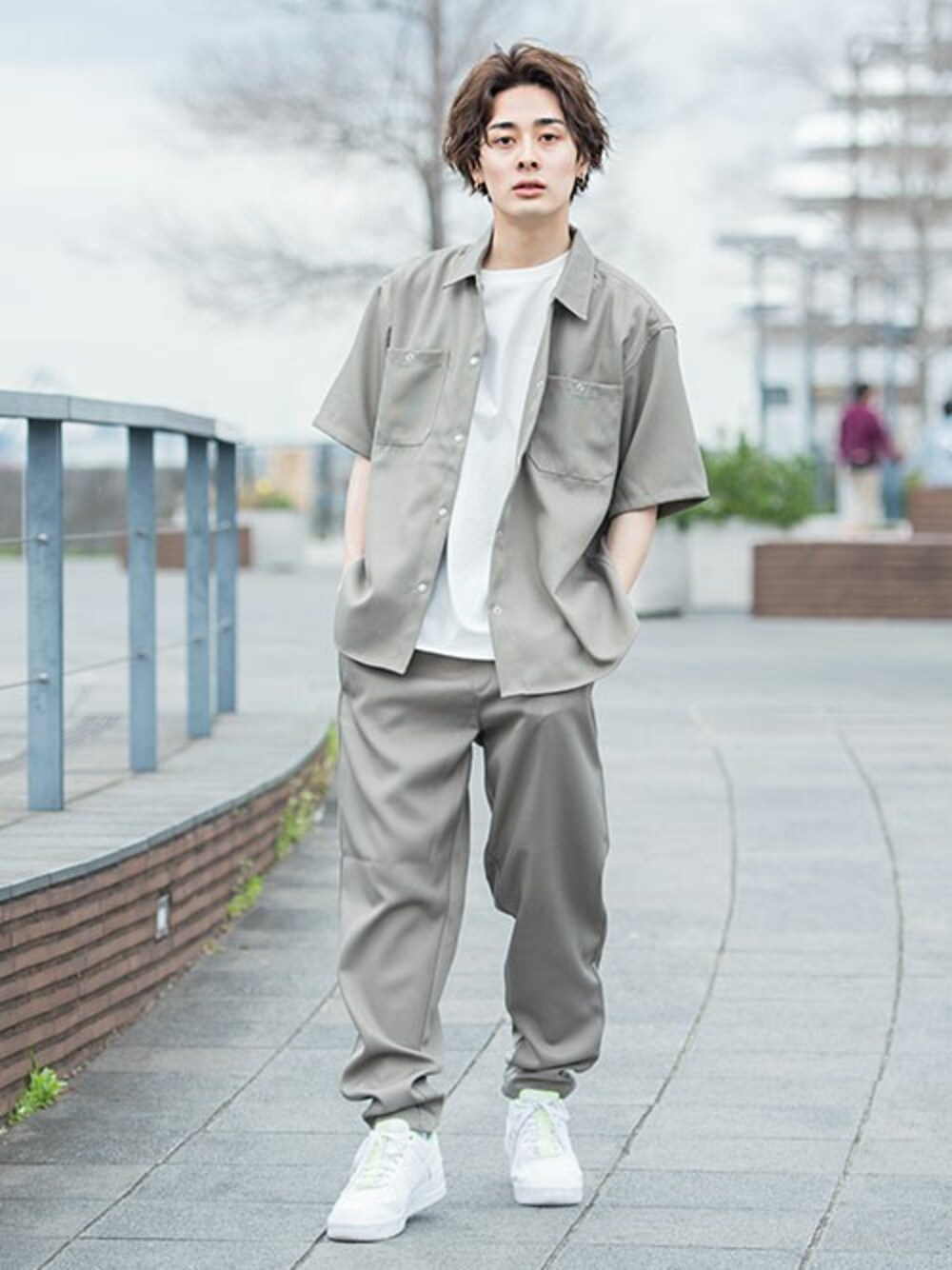 「セットアップ、ストリート、原宿、ワイドパンツ、プチプラ、タックイン、ビックシルエット、きれいめカジュアル、韓国ブランド、韓国ファッション」｜「SILVER BULLETの【上下セットアップ】スタプレ半袖シャツ×ワイドパンツ / CAWILD21-04（セットアップ、グレー系）」を使った、SILVER BULLET ZOZOTOWN OFFICIALさん（メンズ・171cm）の春コーディネートの1枚目の写真