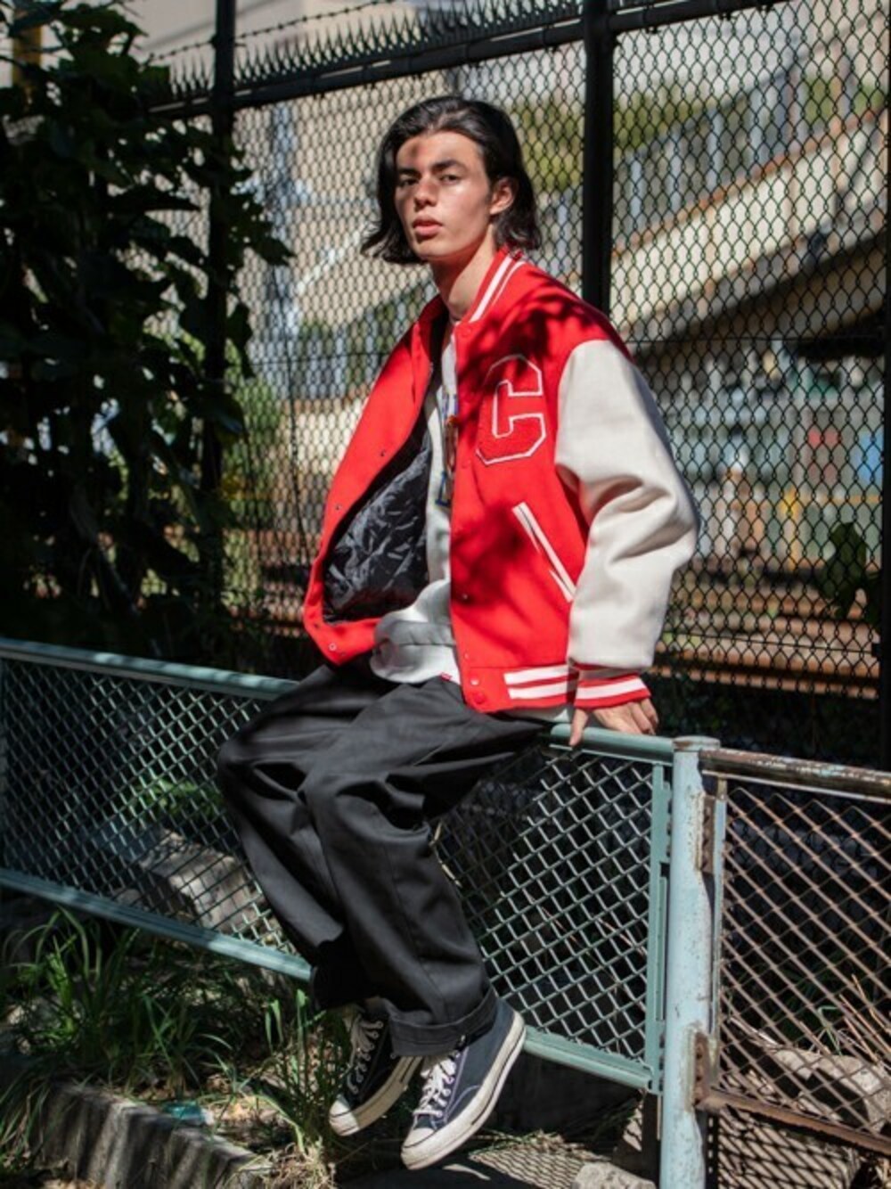 「スニーカー、コンバース、ストリート、スニーカーコーデ、休日スタイル、スタジャン 赤、スタジャンコーデ、Dickies874、マイベストコーデ2021、クリスマスに着たい服」｜「SILVER BULLETのサガラ刺繍入りウールライクスタジャン / CAB21-13（スタジャン、レッド系）」を使った、SILVER BULLET ZOZOTOWN OFFICIALさん（メンズ・183cm）の冬コーディネートの1枚目の写真