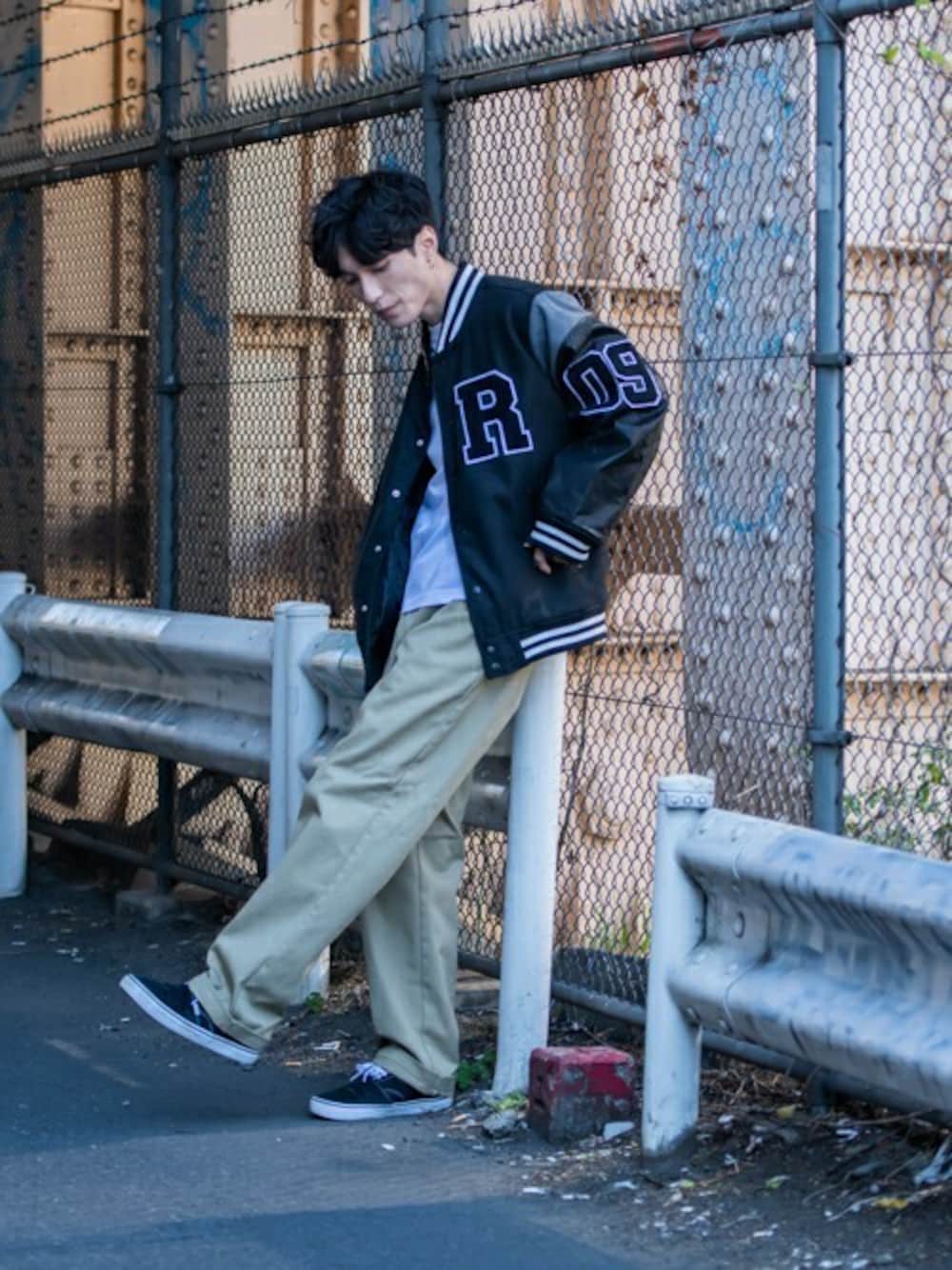 「スニーカー、VANS、休日スタイル、ディッキーズ(Dickies)、メンズファッション、スタジャンコーデ、スタジャン 黒、VANSコーデ、マイベストコーデ2021、クリスマスに着たい服」｜「DickiesのDickies 874オリジナルフィットワークパンツ / US874（チノパンツ、ベージュ系）」を使った、SILVER BULLET ZOZOTOWN OFFICIALさん（メンズ・183cm）の冬コーディネートの1枚目の写真