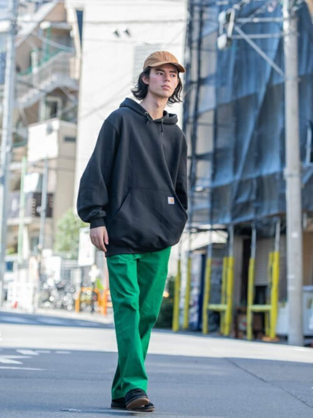 「ビッグシルエット、ストリート、冬コーデ、休日スタイル、プチプラ、あったかコーデ、ストリートファッション、マイベストコーデ2021、クリスマスに着たい服」｜「CarharttのCarhartt Loose Fit Midweight Sweatshirt / K121（パーカー、ブラック系）」を使った、SILVER BULLET ZOZOTOWN OFFICIALさん（メンズ・183cm）の冬コーディネートの1枚目の写真