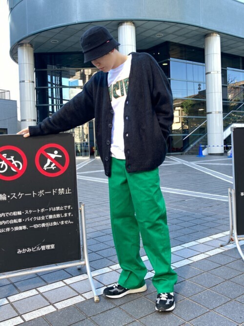 「ビッグシルエット、カラーパンツ、ストリート、冬コーデ、休日スタイル、プチプラ、ストリートファッション、カーディガンコーデ、マイベストコーデ2021、クリスマスに着たい服」｜「SILVER BULLETのタックカラーワイドパンツ / CAK21-12（その他パンツ、グリーン系）」を使った、SILVER BULLET ZOZOTOWN OFFICIALさん（メンズ・181cm）の冬コーディネートの1枚目の写真