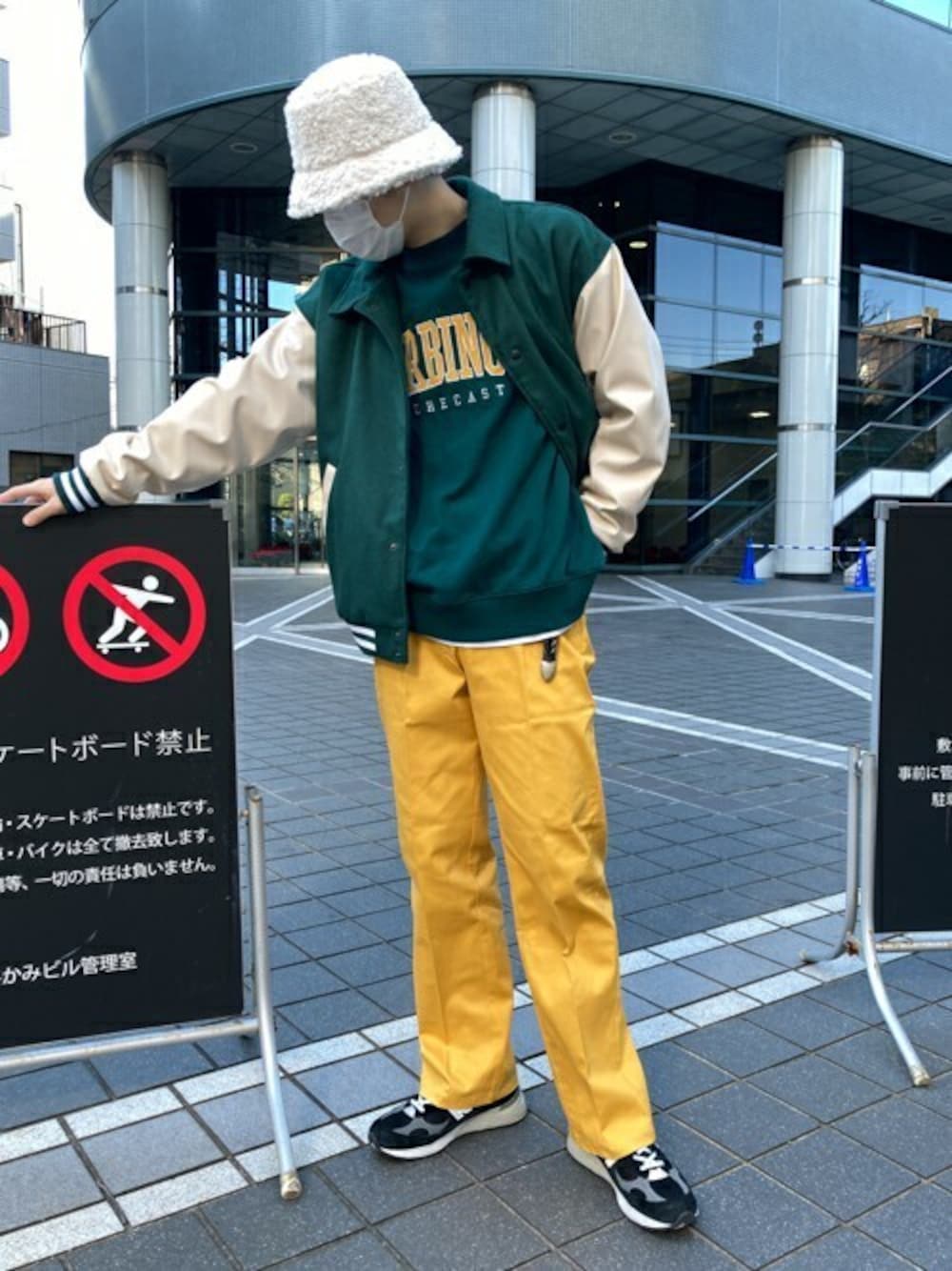 「ビッグシルエット、スタジャン、カラーパンツ、ストリート、冬コーデ、休日スタイル、プチプラ、イエローパンツ、ストリートファッション、マイベストコーデ2021」｜「SILVER BULLETのタックカラーワイドパンツ / CAK21-12（その他パンツ、イエロー系）」を使った、SILVER BULLET ZOZOTOWN OFFICIALさん（メンズ・181cm）の冬コーディネートの1枚目の写真