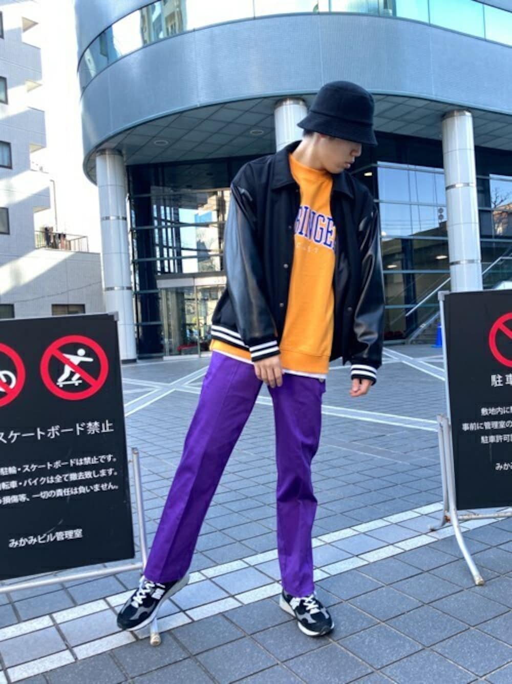 「ビッグシルエット、スタジャン、カラーパンツ、ストリート、冬コーデ、休日スタイル、プチプラ、ストリートファッション、パープルパンツ、マイベストコーデ2021」｜「SILVER BULLETのタックカラーワイドパンツ / CAK21-12（その他パンツ、パープル系）」を使った、SILVER BULLET ZOZOTOWN OFFICIALさん（メンズ・181cm）の冬コーディネートの1枚目の写真