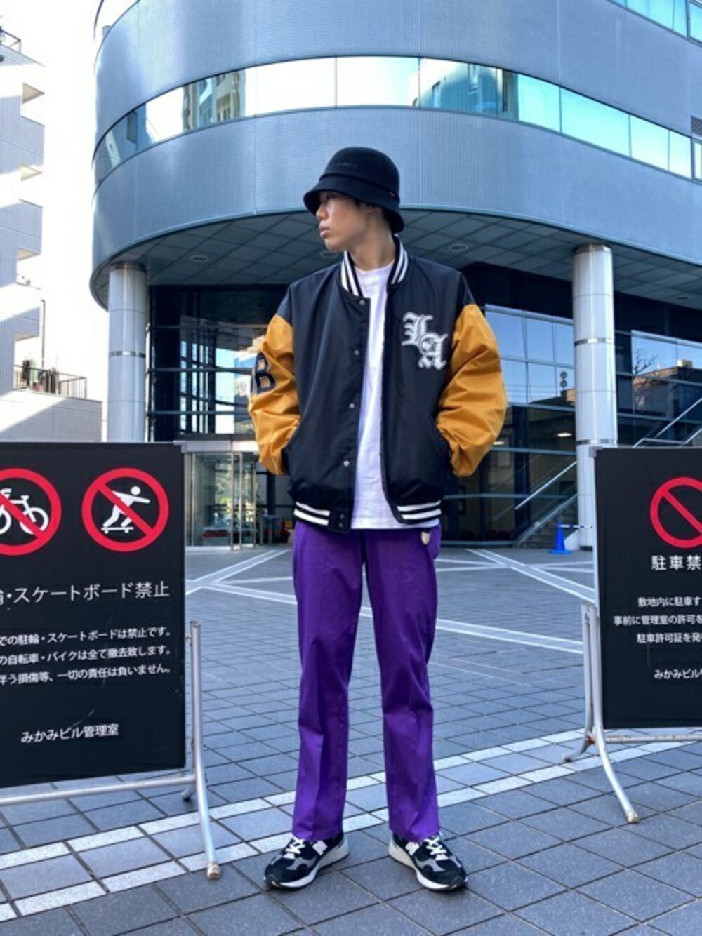 「ビッグシルエット、スタジャン、カラーパンツ、ストリート、冬コーデ、休日スタイル、プチプラ、ストリートファッション、パープルパンツ、マイベストコーデ2021」｜「SILVER BULLETのタックカラーワイドパンツ / CAK21-12（その他パンツ、パープル系）」を使った、SILVER BULLET ZOZOTOWN OFFICIALさん（メンズ・181cm）の冬コーディネートの1枚目の写真