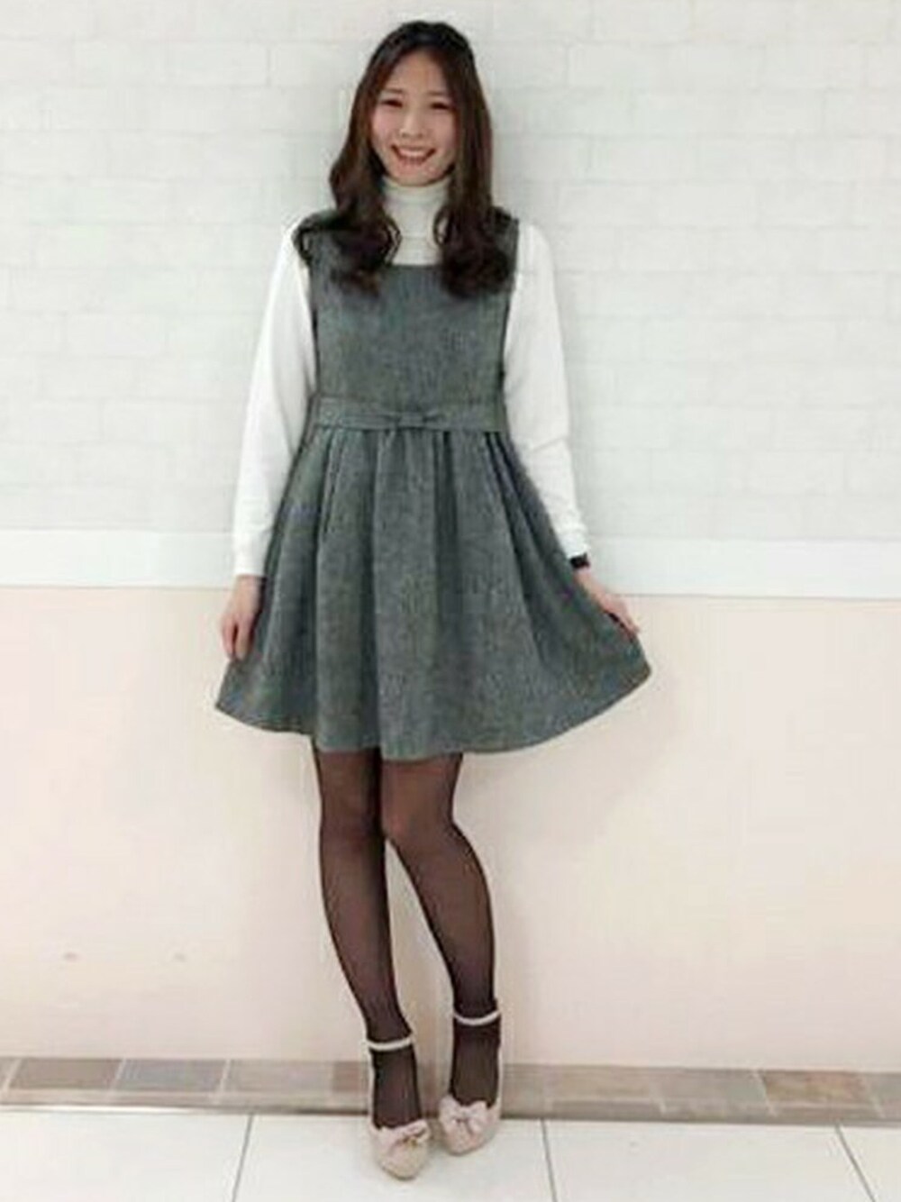 ホワイト系のワンピースを着用したレディースの冬コーディネートの1枚目の写真